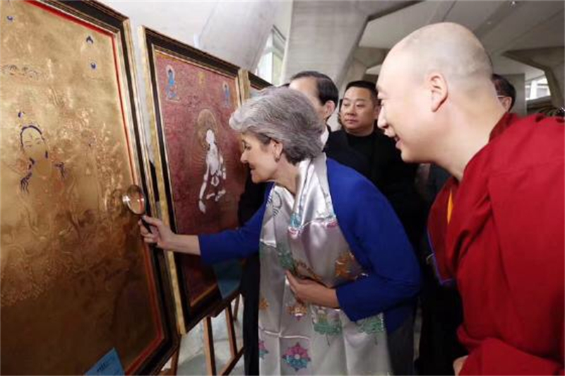5.时任联合国教科文组织总干事伊琳娜·博科娃欣赏赞叹罗藏旦巴大师绘画精美绝伦的唐卡艺术.jpg