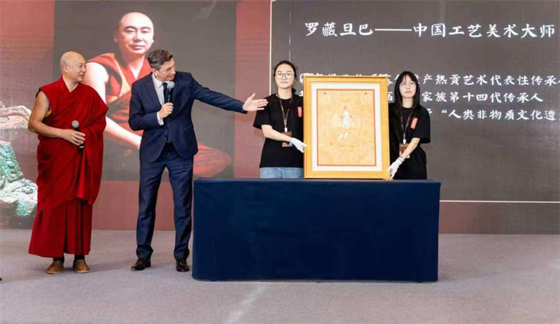 4.斯洛文尼亚前总统博鲁特·帕霍尔赞赏中国工艺美术大师罗藏旦巴所绘精美绝伦的唐卡艺术.JPG